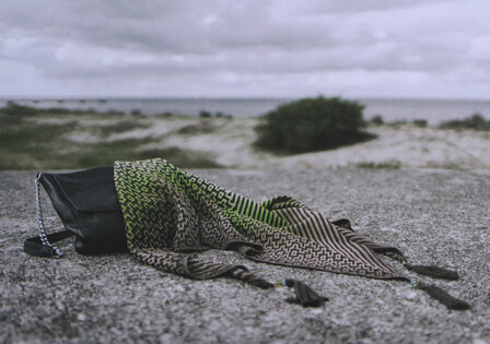 Beach Ride Shawl van Scheepjes Whirl en Whirlette garen pakket - patroon staat in boek A Sea Story  - Lilla Bj&ouml;rn Crochet