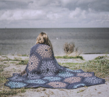 Quiet Moments Blanket van Scheepjes Merino Soft garen pakket - patroon staat in boek A Sea Story  - Lilla Björn Crochet
