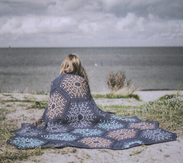 Quiet Moments Blanket van Scheepjes Merino Soft garen pakket - patroon staat in boek A Sea Story  - Lilla Bj&ouml;rn Crochet