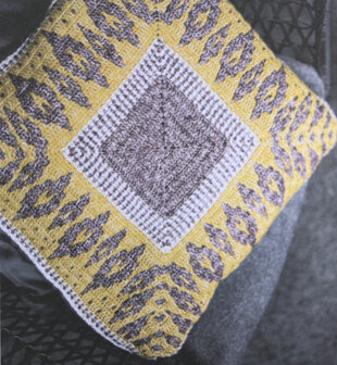 Evening Flames Pillow  van Scheepjes  Stone Washed - garen pakket - patroon staat in boek A Sea Story  - Lilla Björn Crochet