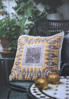 Evening Flames Pillow  van Scheepjes  Stone Washed - garen pakket - patroon staat in boek A Sea Story  - Lilla Björn Crochet