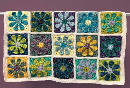 Retro Daisy Baby Blanket van Stone Washed - garen pakket + gratis patroon