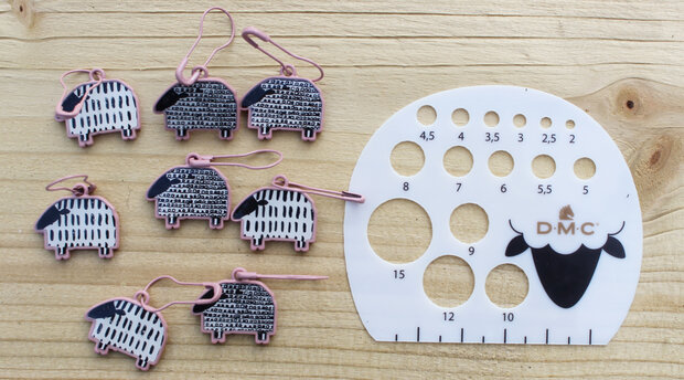 DMC blikken accessoiredoosje  met 8 stekenmarkeerders en 1x breinaaldenmeter roze