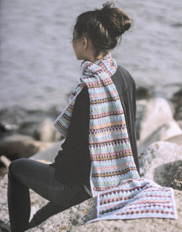Silence Scarf van Scheepjes Alpaca garen pakket - patroon staat in boek A Sea Story  - Lilla Björn Crochet
