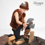 Viking jas en helm uit het boek Verkleed avonturen haken, van Scheepjes Cahlista en Panda garenpakket + vulling Viking jas en helm uit het boek Verkleed avonturen haken, van Scheepjes Cahlista en Panda garenpakket + vulling